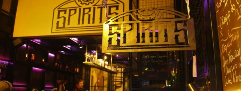 Spirits Bar Coquetelaria: o mais novo projeto assinado pelo Studio Guilherme Bez